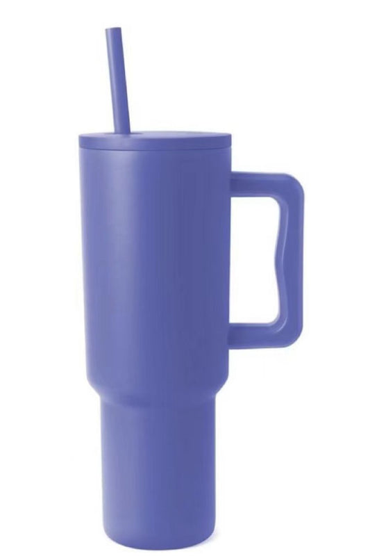 Monochromatic stainless steel tumbler with matching straw and handle.